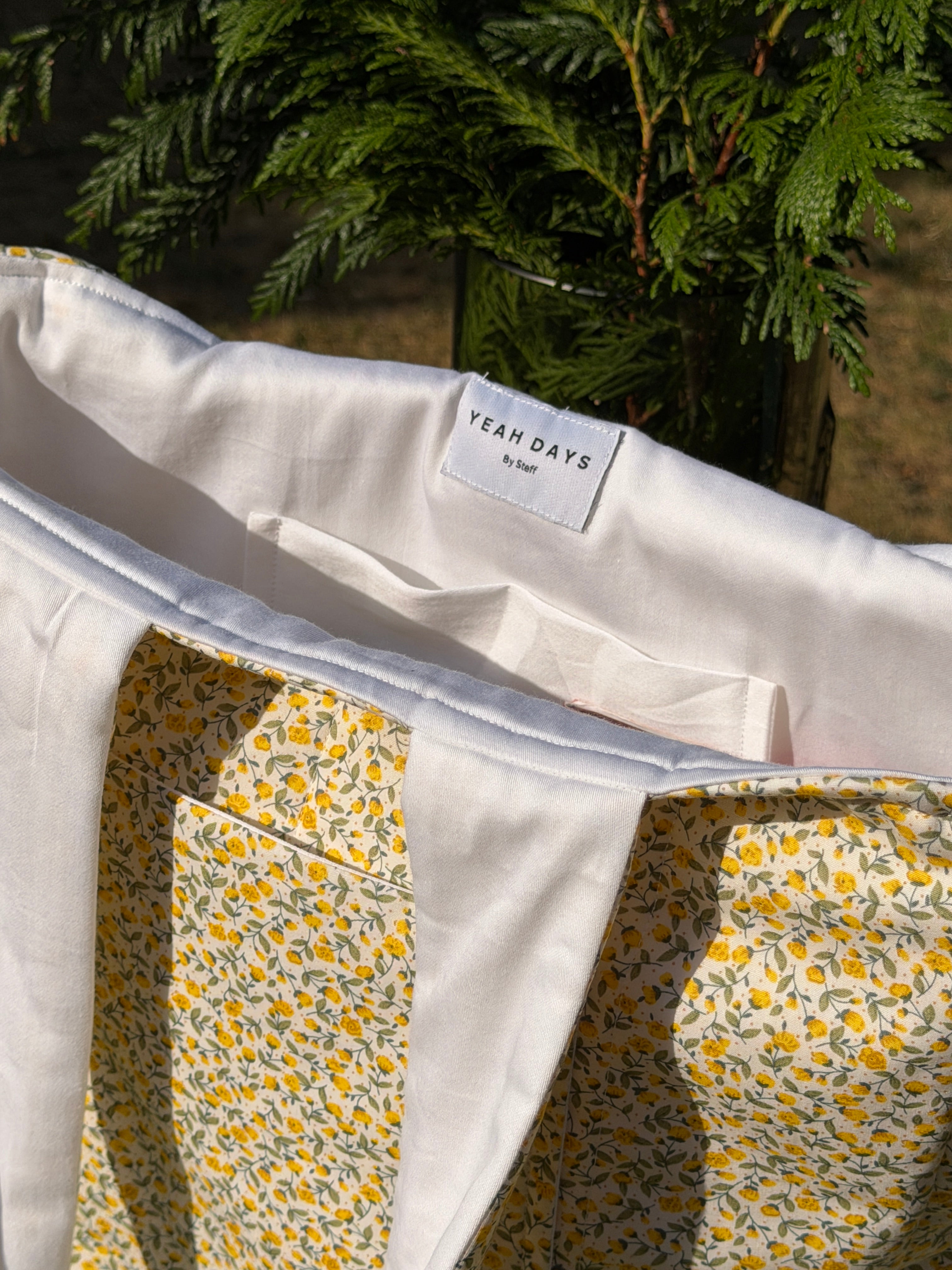 Sunny fields Laptop tote