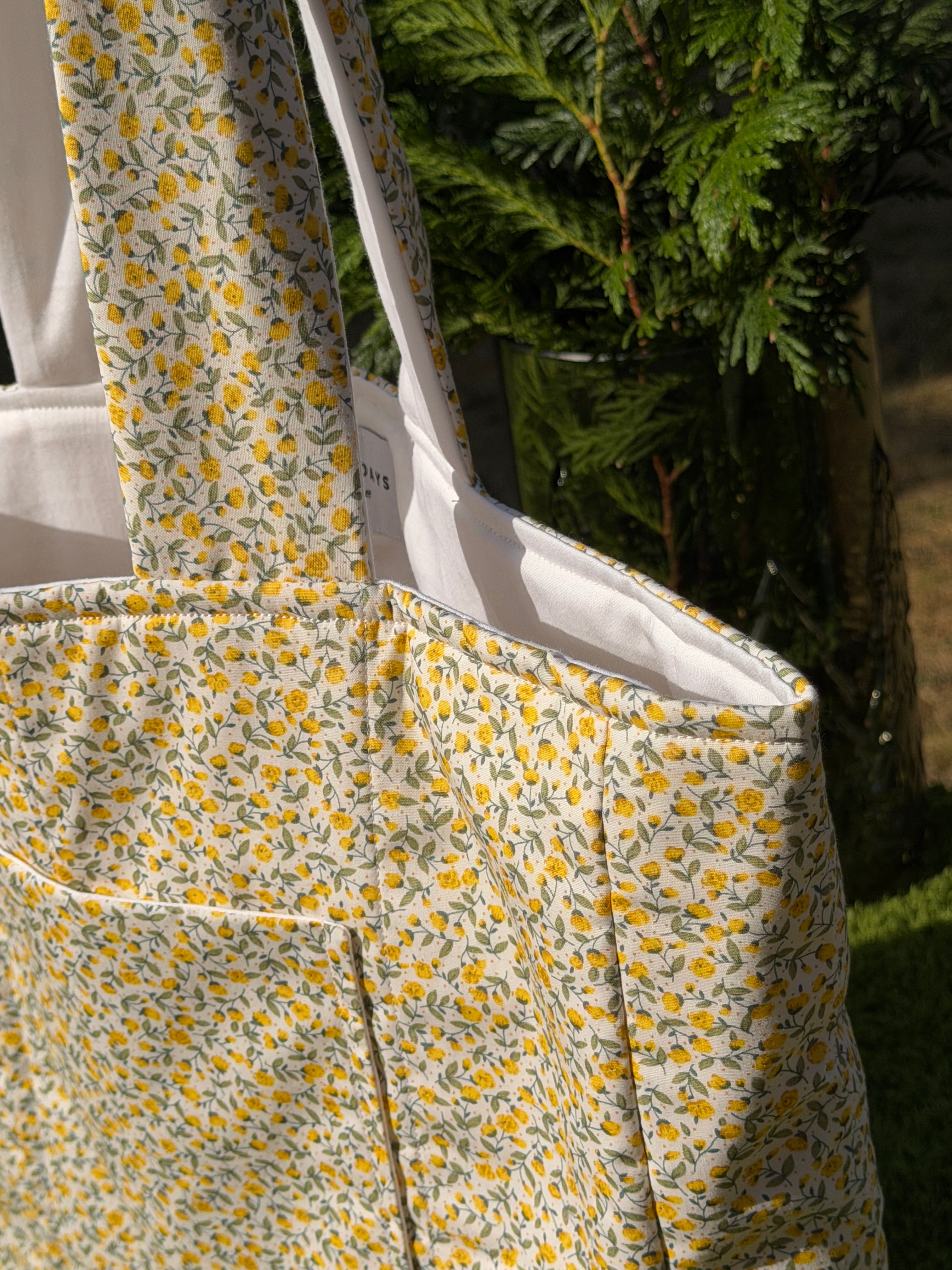 Sunny fields Laptop tote